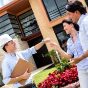 architect-handling-keys-to-a-couple-۷۰۵x۵۹۸_۳dfa۵d۲۵۶۳۴۵۲b۴۱۹۶۸dd۳b۱۶۲۸۱d۶۹۹