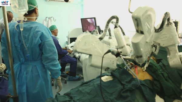 Robotic surgery in the clinical stage (under supervision of an expert)