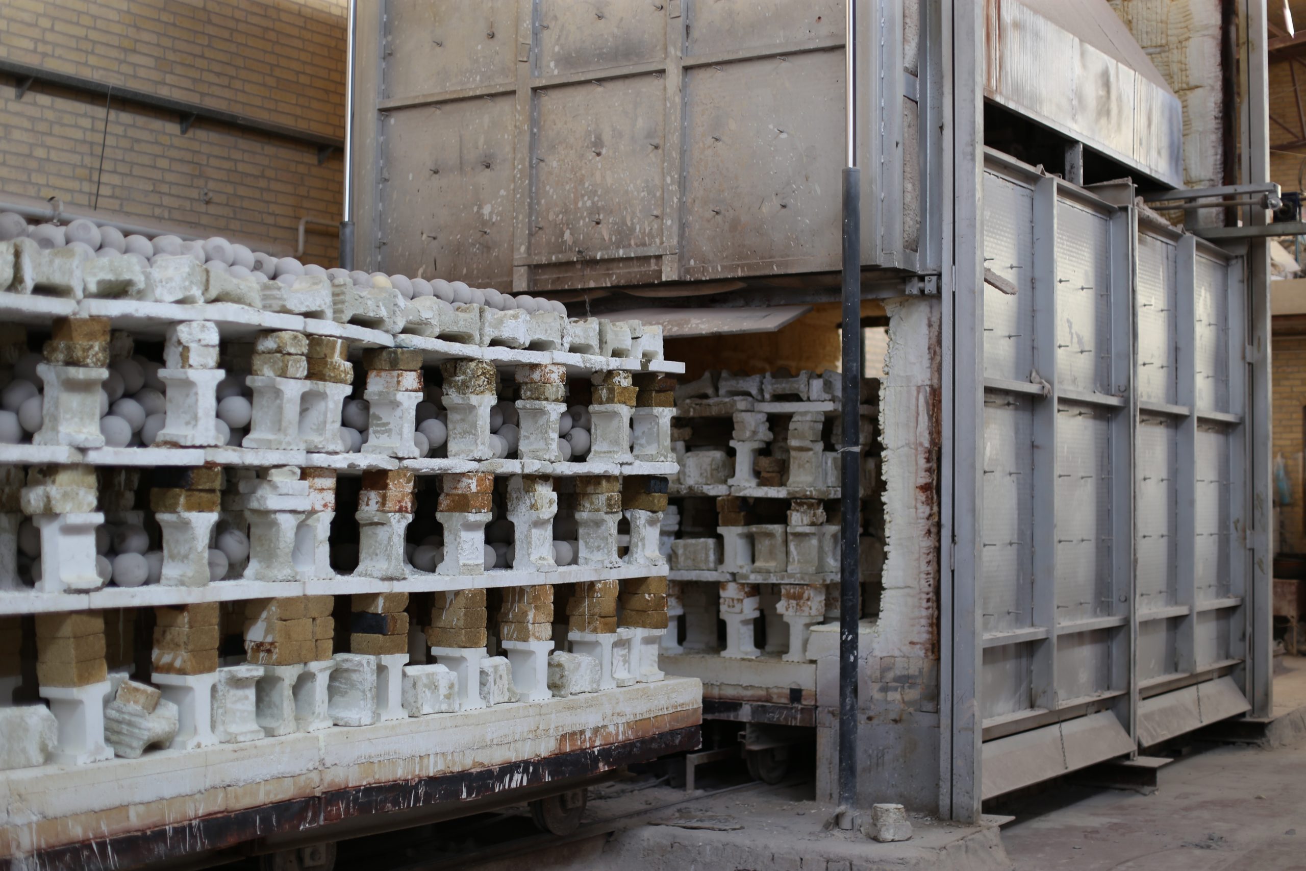 کوره شاتل پخت گلوله‌های سایشی سرامیکی — دقت در دما، دوام در عملکرد